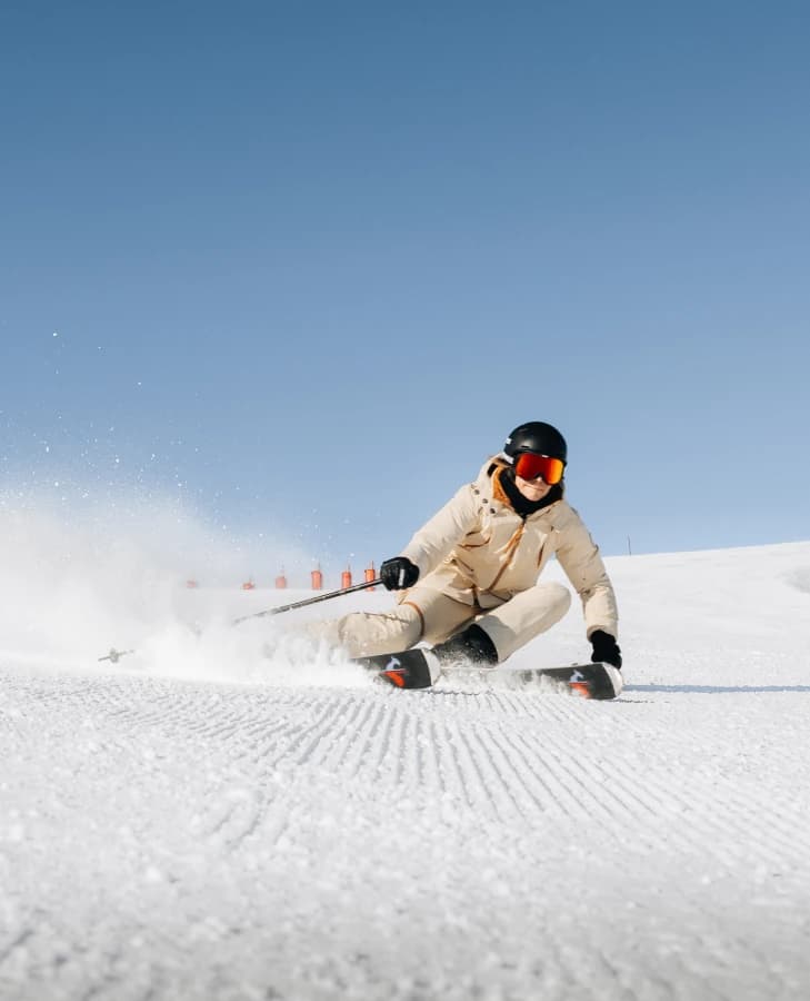 Elin Silverio carving on a groomed slope